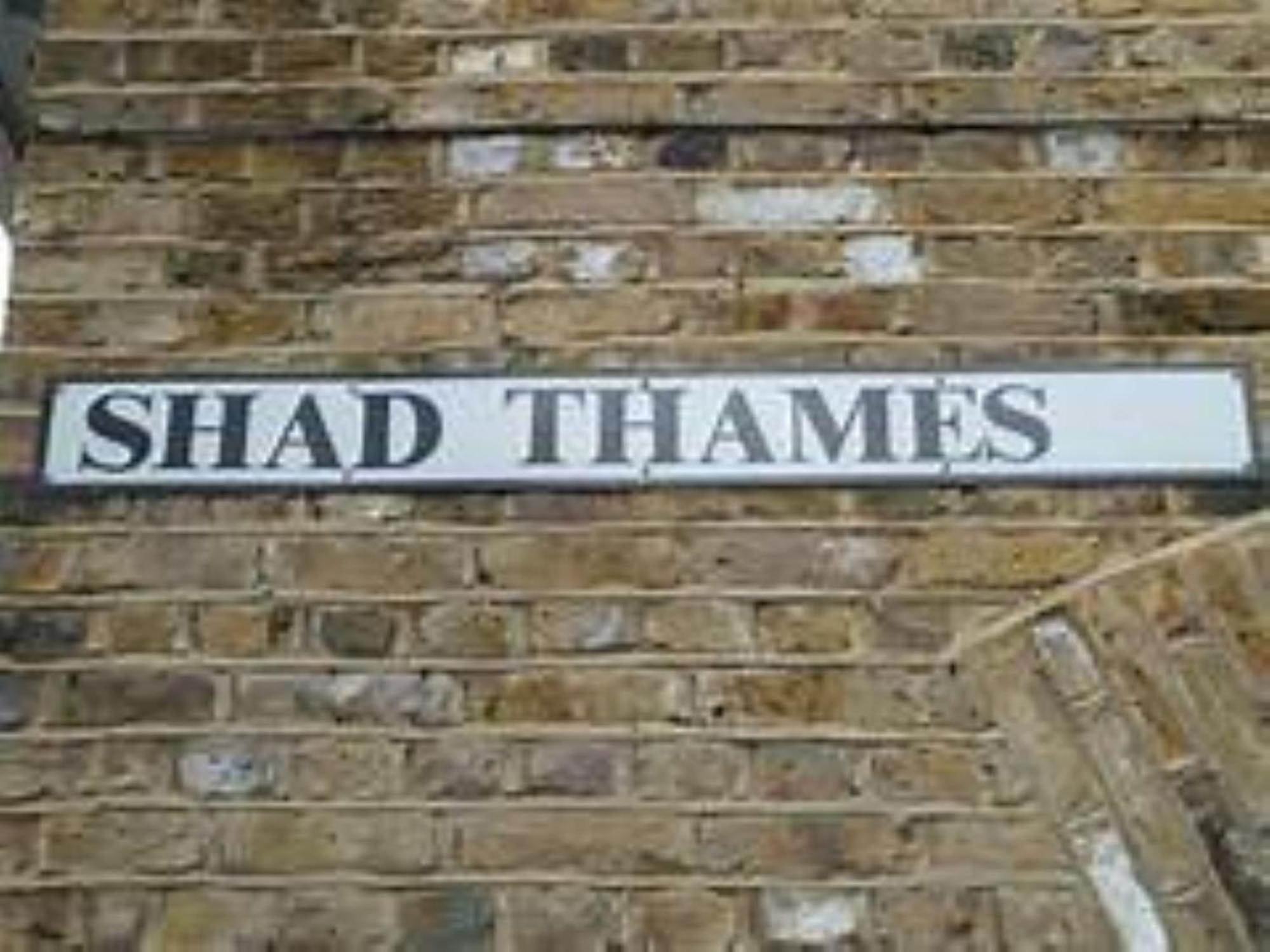 Near Tower Bridge And Tube Pass The Keys Londres